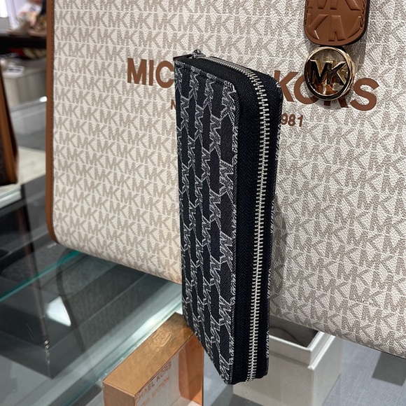 Michael Kors Men’s Women’s Cooper Tech Zip Around Wallet
Black Multi Unisex
NWT - Picture 2 of 16